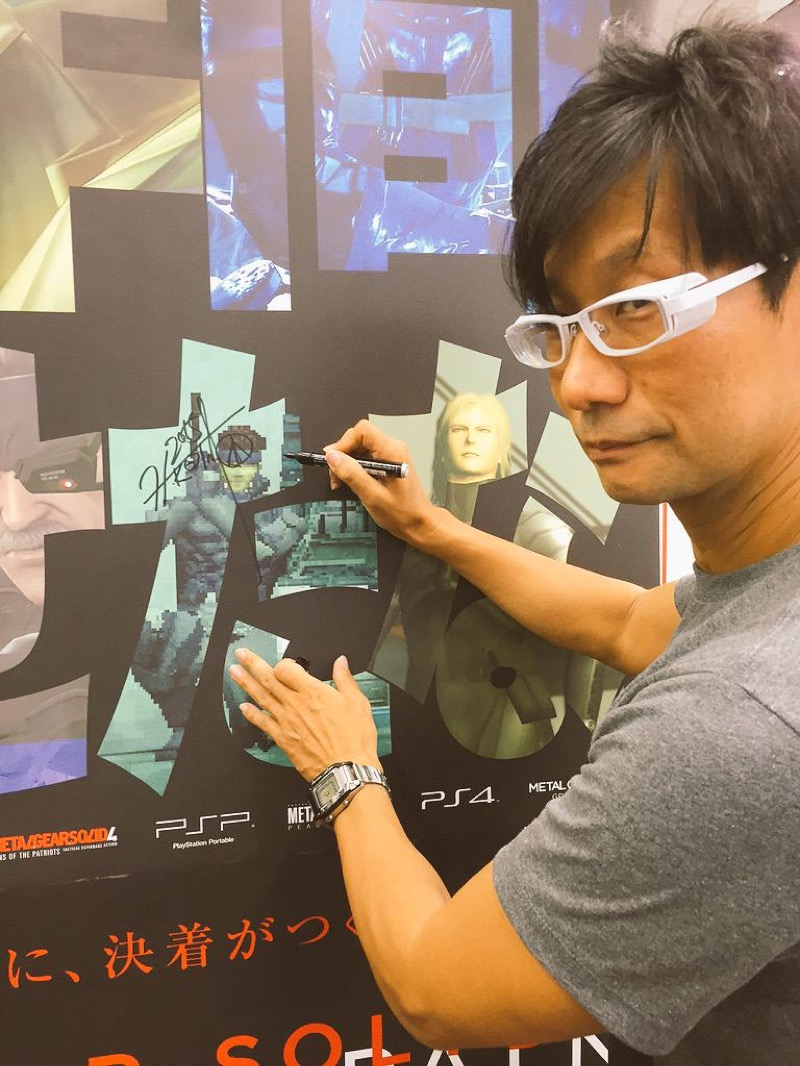 Illustration for article titled Hideo Kojima Sneaks Out, Signs Autographs